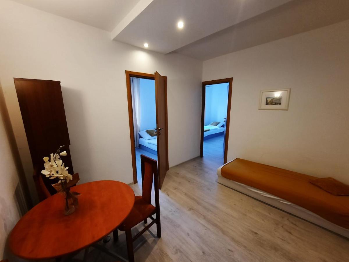 Lew Hostel 이노우로추프 외부 사진